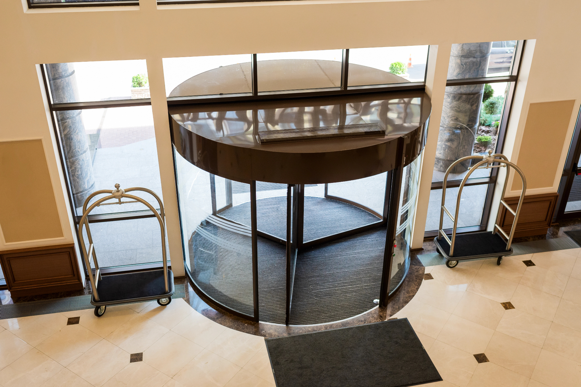 Vrtljiva vrata so najbolj logična rešitev za vhode z veliko frekvenco ljudi.